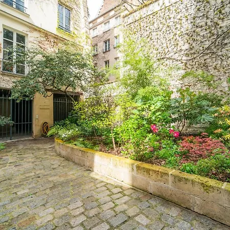 Apartment Charming Garden In Le Marais Paris