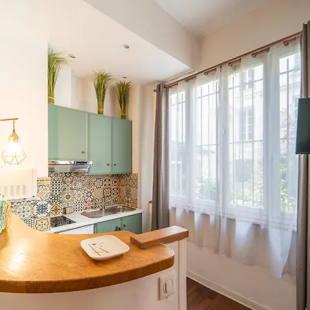 Charming Garden In Le Marais Apartment Paris