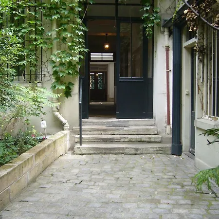 Apartment Charming Garden In Le Marais Paris